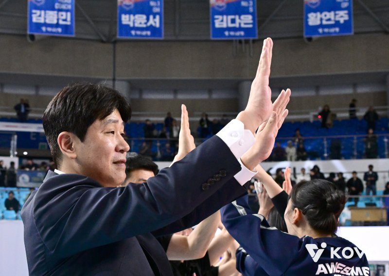 [서울=뉴시스]여자배구 한국도로공사 김종민 감독. (사진=KOVO 제공)