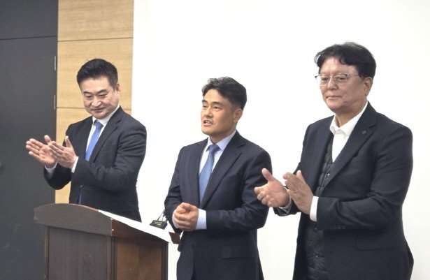 성치두 전 더불어민주당 전북도당 청년소통협력위원장(사진 가운데)이 8일 전주시청에서 기자회견을 갖고, 전주시장 출마를 공식 선언했다./뉴스1