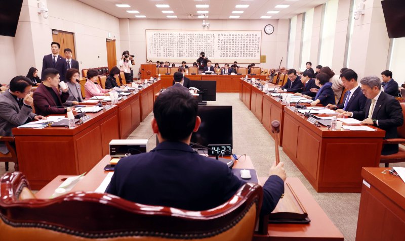 김용민 국회 법사위 법안심사제1소위원장이 8일 오후 서울 여의도 국회에서 열린 법제사법위원회 법안심사제1소위원회에서 의사봉을 두드리고 있다. 뉴시스