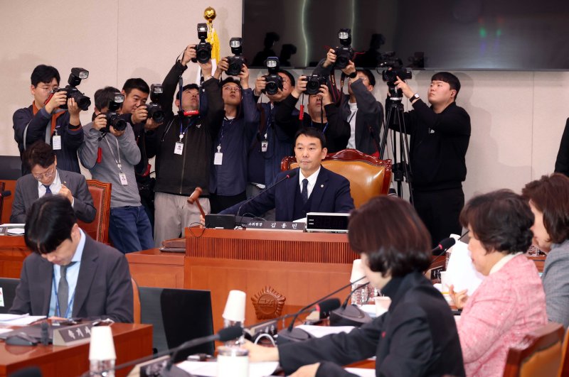 김용민 국회 법사위 법안심사제1소위원장이 8일 오후 서울 여의도 국회에서 열린 법제사법위원회 법안심사제1소위원회에서 의사봉을 두드리고 있다. 뉴시스