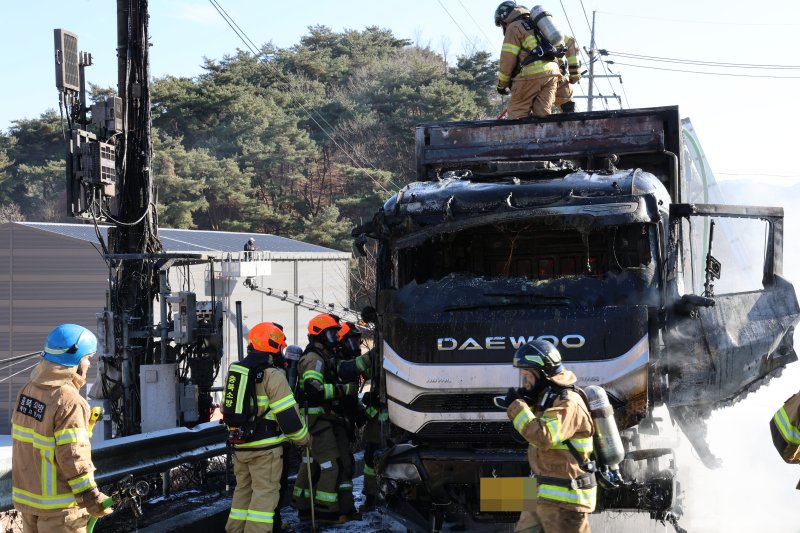 8일 오후 1시 6분쯤 충북 제천시 금성면 한 도로에서 주행 중이던 25톤 화물차에 불이 나 30여분 만에 꺼졌다.(제천소방서 제공. 재판매 및 DB금지)/뉴스1