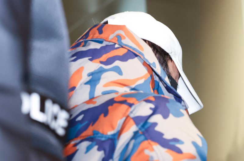 [서울=뉴시스] 최진석 기자 = 압수수색을 받던 중 도주했던 도이치모터스 주가조작 사건과 관련해 제3의 주포로 지목된 이 모씨가 지난달 20일 서울 종로구 김건희 특검팀(특별검사 민중기)사무실로 압송되고 있다. 특검은 그간 도주 중이었던 김건희 여사의 도이치모터스 주가조작 사건 관계인인 이씨를 추적하다 이날 체포했다. 2025.12.08. myjs@newsis.com