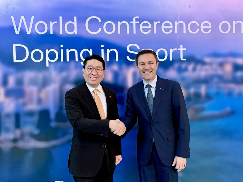 [서울=뉴시스] 대한사이클연맹, WADA 총회서 세계사이클연맹(UCI)과 협력 논의. 왼쪽부터 이상현 대한사이클연맹 회장, 데이비드 라파르티앙 UCL 회장 겸 국제올림픽위원회(IOC) 위원. (사진=대한사이클연맹 제공) *재판매 및 DB 금지