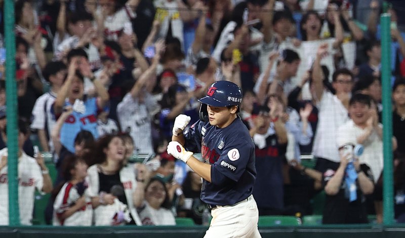 5일 인천 SSG랜더스필드에서 열린 '2025 신한 SOL 뱅크 KBO리그' 롯데 자이언츠와 SSG 랜더스의 경기, 롯데 박찬형이 6회초 2사 1,2루 상황에서 3점 홈런을 터뜨린 후 그라운드를 돌고 있다. 2025.9.5/뉴스1 ⓒ News1 김성진 기자