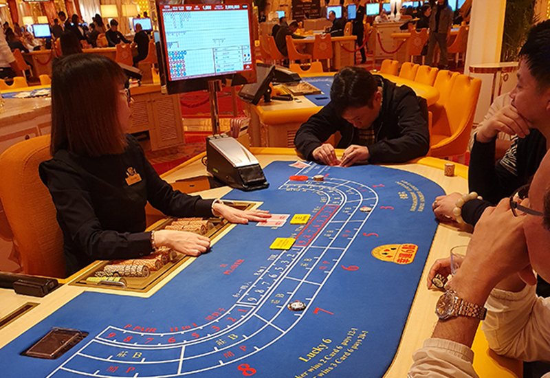 마카오의 한 카지노에서 바카라 게임을 즐기고 있는 모습. 24시간 영업과 고객편의 위주로 된 카지노 환경은 세계 공통이지만 강원랜드는 20시간 영업과 턱없이 부족한 게임공간으로 고객들의 불편이 상대적으로 높다.(사진=뉴시스) *재판매 및 DB 금지