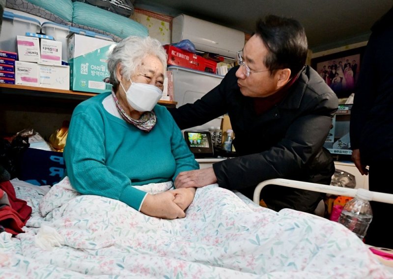 유정복 인천시장이 8일 동구 쪽방촌을 찾아 한파 대비 현장을 점검하고 있다. (인천시 제공.재판매 및 DB금지)