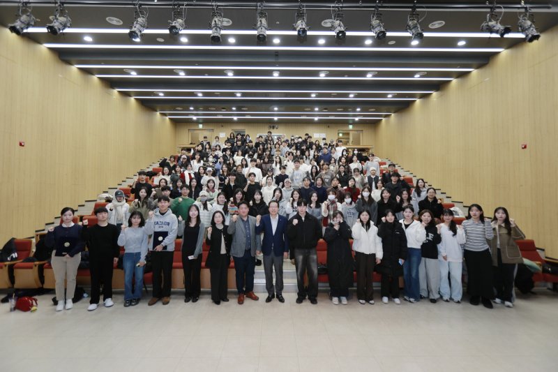 [성남=뉴시스] 가천대학교가 올해 하반기 해외파견프로그램 장학증서 수여식를 갖고 기념촬영 하고 있다. (사진=가천대 제공) 2025.12.08. photo@newsis.com