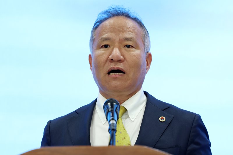 [서울=뉴시스] 조성우 기자 = 대한의사협회 범의료계 국민건강보호 대책특별위원회 홍보위원회 위원장을 맡고 있는 황규석 서울특별시의사협회장이 11월 27일 오후 서울 용산구 대한의사협회 회관에서 열린 성분명 처방 관련 여론조사 발표 기자회견에서 발언하고 있다. 2025.11.27. xconfind@newsis.com