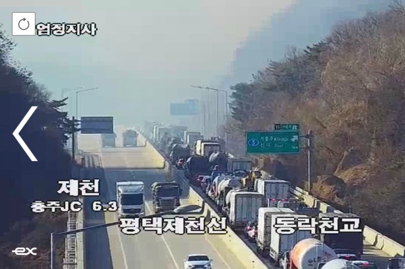 평택제천고속도로 서충주IC 인근에서 산불이 발생해 차량이 멈춰 서 있다.(독자 제공. 재판매 및 DB금지)/뉴스1