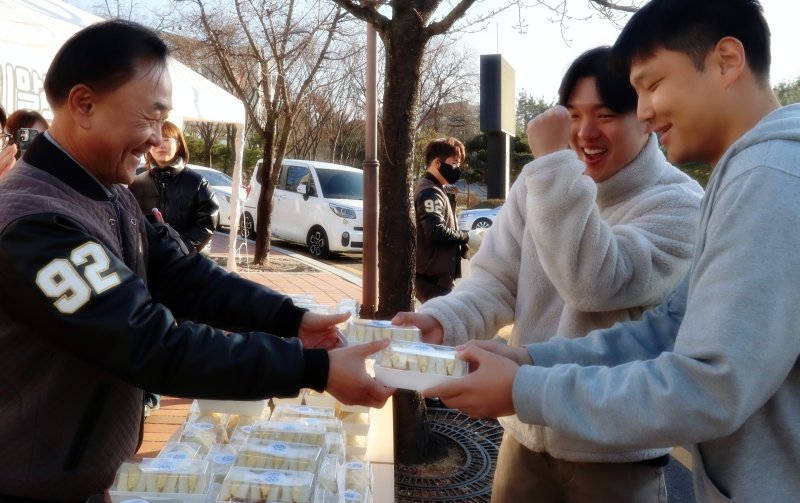 김기홍 교학부총장이 8일 교내에서 샌드위치를 나눠주며 학생들을 격려하고 있다. (구미대 제공. 재판매 및 DB금지)/뉴스1