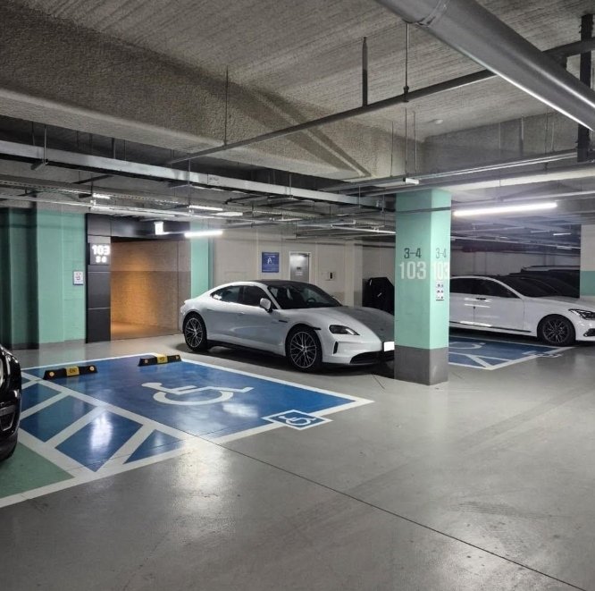 [뉴시스] 충남 천안시의 한 아파트 지하주차장에서 입구 통로를 가로막고 주차한 차량 사진이 제보를 통해 공개됐다. (사진 = 보배드림 캡처) 2025.12.08. *재판매 및 DB 금지