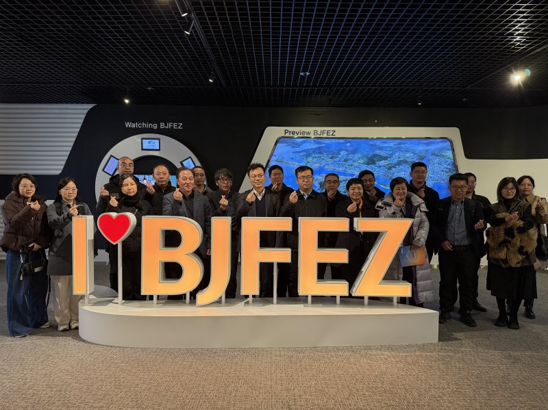 중국 허난성 정저우 공항경제특구 연수단이 경자청을 방문해 기념촬영하는 모습 (경자청 제공. 재판매 및 DB금지)