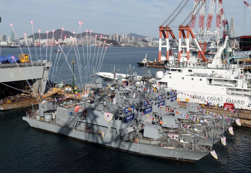 [부산=뉴시스] 하경민 기자 = 신형 고속정(PKMR) Batch-Ⅱ 참수리-231·232·233·235호정(1~4번함) 통합진수식이 8일 부산 영도구 HJ중공업 영도조선소에서 열리고 있다. 230t급, 길이 45m인 신형 고속정은 130㎜ 유도로켓과 12.7㎜ 원격사격통제체계에 대한 통제·발사기능을 전투체계와 통합하고, 항재밍 능력을 포함한 전자전 대응능력도 강화됐다. 이들 고속정은 시운전 기간을 거쳐 내년 8~11월 순차적으로 해군에 인도될 예정이다. 2025.12.08. yulnetphoto@newsis.com