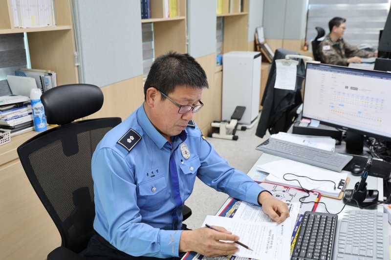 근무 중인 용석열 속초해경 종합상황실장. 올해 동해해경청으로부터 모범 공무원으로 선정된 용 경감은 모범공무원 수당을 평소 기부해 온 유니세프에 자동기탁하기로 해 지역사회를 훈훈하게 하고 있다.(속초해경 제공, 재판매 및 DB 금지) 2025.12.8/뉴스1