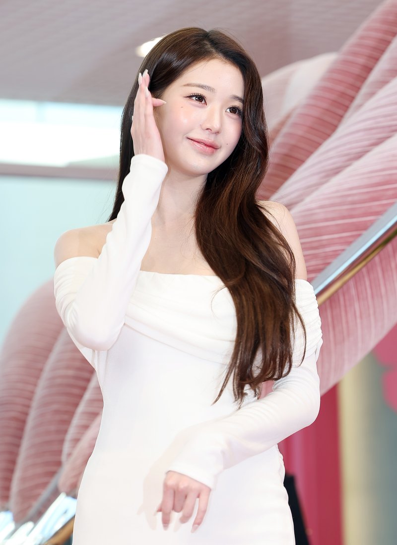 아이브 장원영이 8일 오전 서울 성동구 스페이스 성수에서 열린 ‘메디큐브 에이치알 성수’ 오픈 행사에서 매력을 발산하고 있다. ⓒ News1 김진환 기자