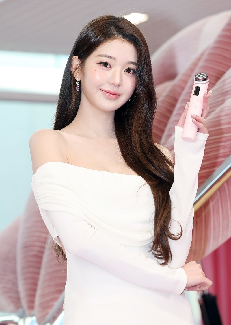 아이브 장원영이 8일 오전 서울 성동구 스페이스 성수에서 열린 ‘메디큐브 에이치알 성수’ 오픈 행사에서 포즈를 취하고 있다. ⓒ News1 김진환 기자