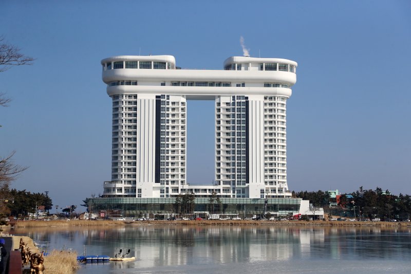 [춘천=뉴시스] 8일 강원특별자치도(도지사 김진태)는 컨슈머인사이트가 지난 11월 26일 발표한 ‘2025년 10월 국내·외 여행 동향 보고’결과 강원도는 10월 국내 숙박여행지 점유율 21.6%로 전국 1위를 기록했다 고 밝혔다. 사진은 강릉 스카이베이 경포호텔.. *재판매 및 DB 금지