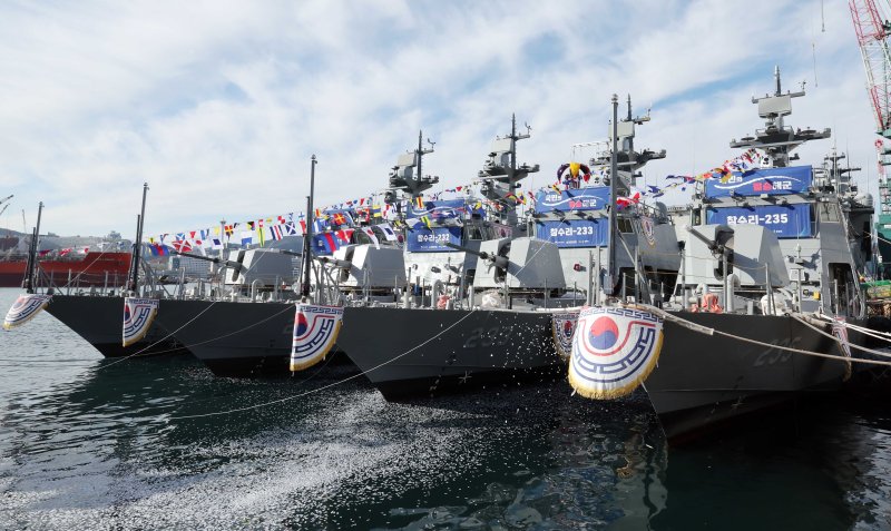 [부산=뉴시스] 하경민 기자 = 신형 고속정(PKMR) Batch-Ⅱ 참수리-231·232·233·235호정(1~4번함) 통합진수식이 8일 부산 영도구 HJ중공업 영도조선소에서 열리고 있다. 230t급, 길이 45m인 신형 고속정은 130㎜ 유도로켓과 12.7㎜ 원격사격통제체계에 대한 통제·발사기능을 전투체계와 통합하고, 항재밍 능력을 포함한 전자전 대응능력도 강화됐다. 이들 고속정은 시운전 기간을 거쳐 내년 8~11월 순차적으로 해군에 인도될 예정이다. 2025.12.08. yulnetphoto@newsis.com