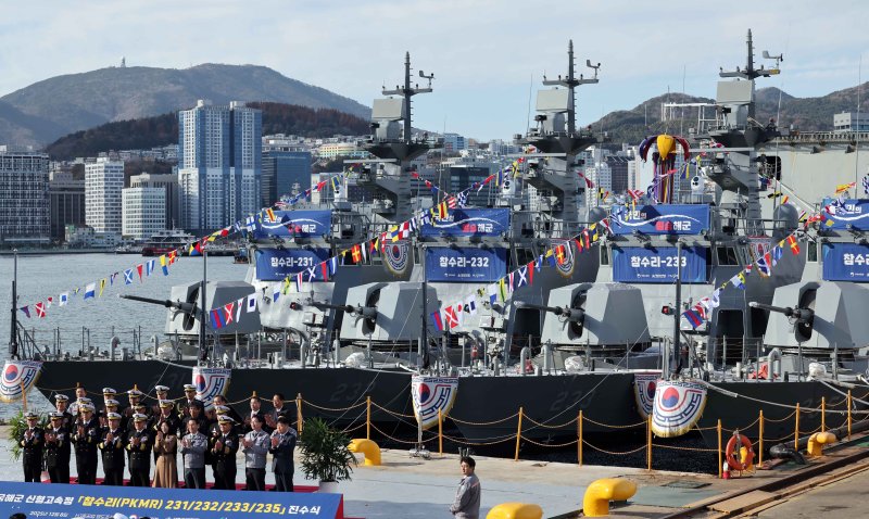 [부산=뉴시스] 하경민 기자 = 신형 고속정(PKMR) Batch-Ⅱ 참수리-231·232·233·235호정(1~4번함) 통합진수식이 8일 부산 영도구 HJ중공업 영도조선소에서 열리고 있다. 230t급, 길이 45m인 신형 고속정은 130㎜ 유도로켓과 12.7㎜ 원격사격통제체계에 대한 통제·발사기능을 전투체계와 통합하고, 항재밍 능력을 포함한 전자전 대응능력도 강화됐다. 이들 고속정은 시운전 기간을 거쳐 내년 8~11월 순차적으로 해군에 인도될 예정이다. 2025.12.08. yulnetphoto@newsis.com