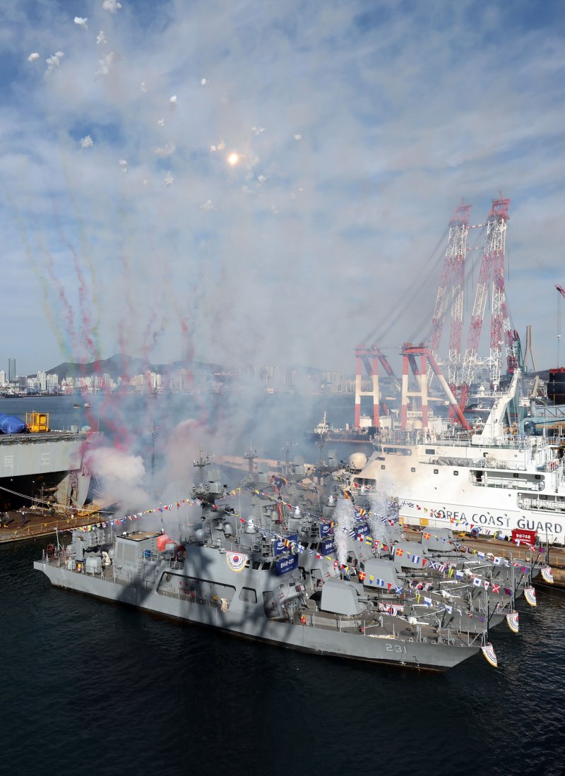 [부산=뉴시스] 하경민 기자 = 신형 고속정(PKMR) Batch-Ⅱ 참수리-231·232·233·235호정(1~4번함) 통합진수식이 8일 부산 영도구 HJ중공업 영도조선소에서 열리고 있다. 230t급, 길이 45m인 신형 고속정은 130㎜ 유도로켓과 12.7㎜ 원격사격통제체계에 대한 통제·발사기능을 전투체계와 통합하고, 항재밍 능력을 포함한 전자전 대응능력도 강화됐다. 이들 고속정은 시운전 기간을 거쳐 내년 8~11월 순차적으로 해군에 인도될 예정이다. 2025.12.08. yulnetphoto@newsis.com