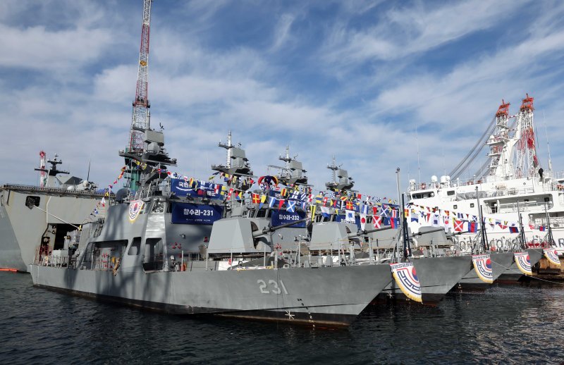 [부산=뉴시스] 하경민 기자 = 신형 고속정(PKMR) Batch-Ⅱ 참수리-231·232·233·235호정(1~4번함) 통합진수식이 8일 부산 영도구 HJ중공업 영도조선소에서 열리고 있다. 230t급, 길이 45m인 신형 고속정은 130㎜ 유도로켓과 12.7㎜ 원격사격통제체계에 대한 통제·발사기능을 전투체계와 통합하고, 항재밍 능력을 포함한 전자전 대응능력도 강화됐다. 이들 고속정은 시운전 기간을 거쳐 내년 8~11월 순차적으로 해군에 인도될 예정이다. 2025.12.08. yulnetphoto@newsis.com