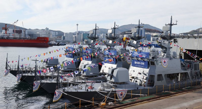 [부산=뉴시스] 하경민 기자 = 신형 고속정(PKMR) Batch-Ⅱ 참수리-231·232·233·235호정(1~4번함) 통합진수식이 8일 부산 영도구 HJ중공업 영도조선소에서 열리고 있다. 230t급, 길이 45m인 신형 고속정은 130㎜ 유도로켓과 12.7㎜ 원격사격통제체계에 대한 통제·발사기능을 전투체계와 통합하고, 항재밍 능력을 포함한 전자전 대응능력도 강화됐다. 이들 고속정은 시운전 기간을 거쳐 내년 8~11월 순차적으로 해군에 인도될 예정이다. 2025.12.08. yulnetphoto@newsis.com