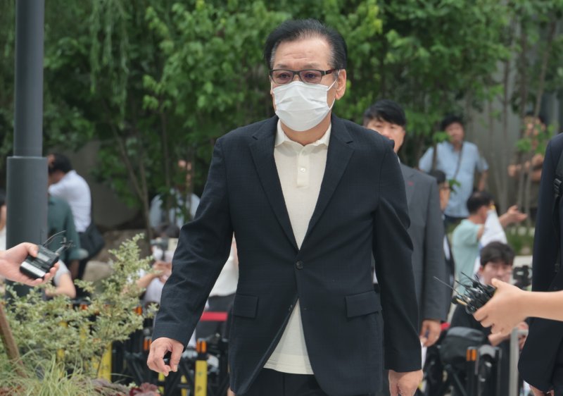 [서울=뉴시스] 김명원 기자 = ‘건진법사’ 전성배 씨가 18일 오전 서울 종로구 KT광화문빌딩 웨스트에 마련된 김건희 특검 사무실에 출석하고 있다. 이날 특검은 윤석열 전 대통령 부인 김건희 여사와 김 여사의 '집사'로 알려진 김예성 씨를 동시에 소환했다. (공동취재) 2025.08.18. photo@newsis.com