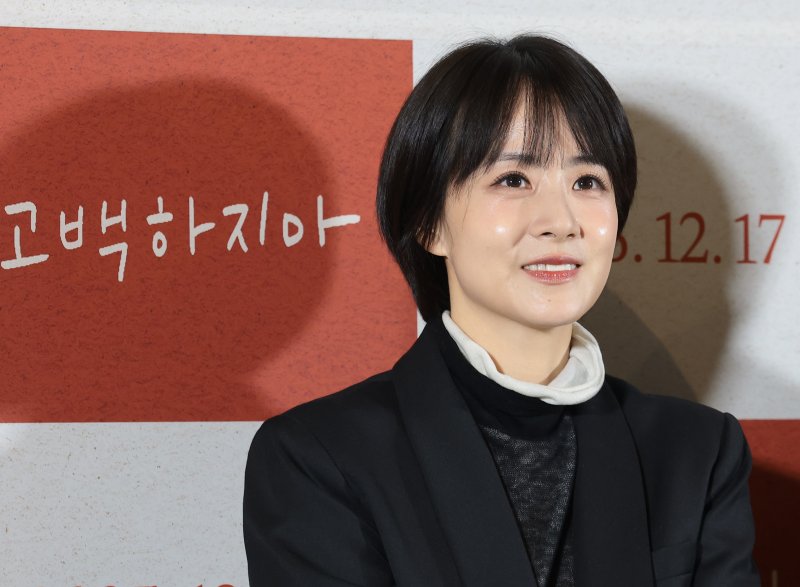 배우 겸 감독 류현경이 8일 서울 용산구 용산아이파크몰 CGV에서 열린 영화 '고백하지마' 언론시사회에 참석해 미소를 짓고 있다. '고백하지마'는 배우 류현경이 실제 영화 촬영 현장에서 배우 김충길의 고백을 받으며 시작된 에피소드를 바탕으로 완성된 작품이다. ⓒ News1 권현진 기자