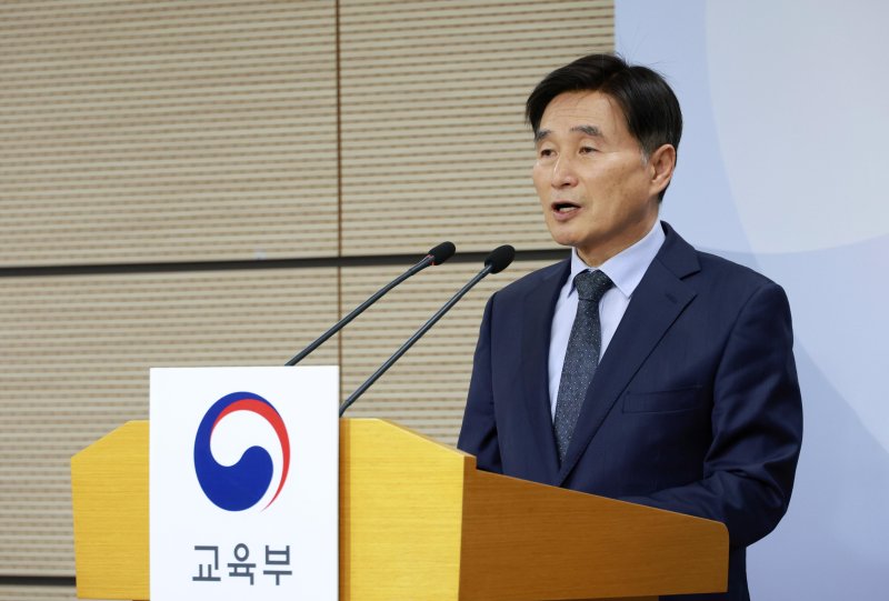 [서울=뉴시스] 오승걸 한국교육과정평가원장이 지난 4일 세종시 정부세종청사 교육부 브리핑실에서 2026학년도 대학수학능력시험 채점 결과를 발표한 뒤 기자들 질문에 답하고 있다. (사진=교육부 제공) 2025.12.04. photo@newsis.com *재판매 및 DB 금지