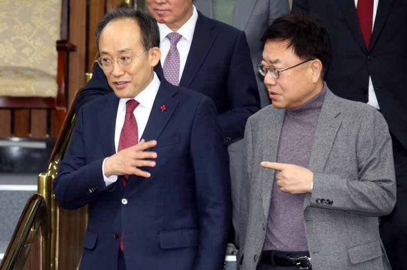 [서울=뉴시스] 조성봉 기자 = 추경호 국민의힘 원내대표와 서범수(오른쪽) 사무총장이 29일 오전 서울 여의도 국회에서 열린 원내대책회의에 참석하고 있다. 2024.11.29. suncho21@newsis.com