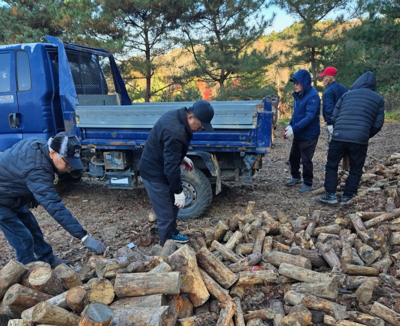 취약계층 땔감 나눔 행사 (보은군 제공. 재판매 및 DB금지) /뉴스1