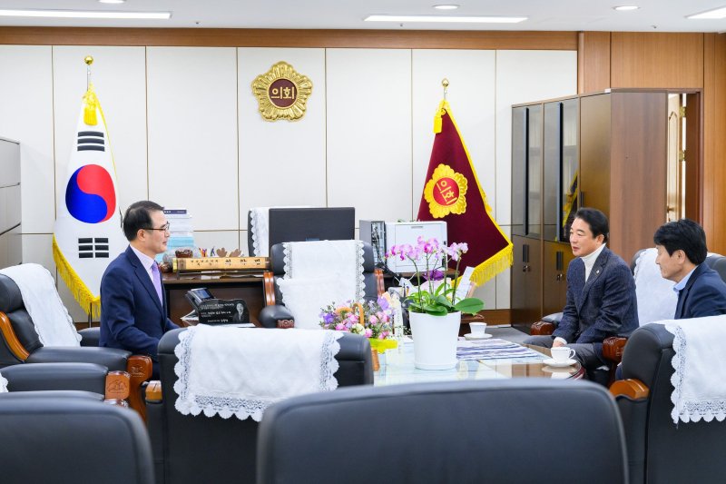 8일 장충남 남해군수가 최학범 경남도의회 의장을 만나 농어촌 기본소득 경남도 예산 복원의 필요성을 설명하고 있다.(남해군 제공. 재판매 및 DB금지)