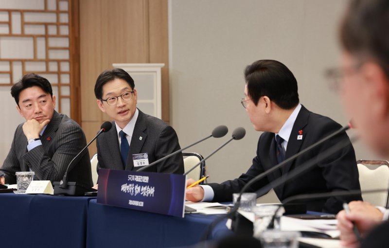 [서울=뉴시스] 고범준 기자 = 이재명 대통령이 8일 서울 용산 대통령실 청사에서 열린 지방시대위원회 보고회에서 김경수 지방시대위원장의 발언을 듣고 있다. 2025.12.08. bjko@newsis.com