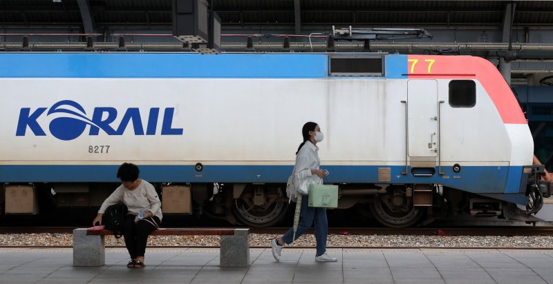 대전역에서 열차 이용객들이 이동하고 있다. 2023.9.27/뉴스1 ⓒ News1 김기태 기자