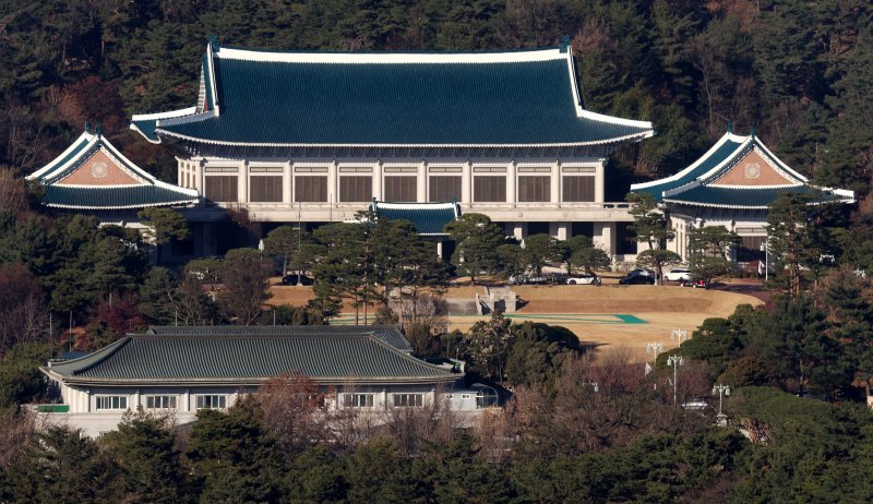 [서울=뉴시스] 추상철 기자 = 용산 대통령 집무실을 청와대로 이전하는 작업이 본격적으로 시작된 8일 오후 서울 종로구 청와대에 차량이 세워져 있다. 2025.12.08. scchoo@newsis.com