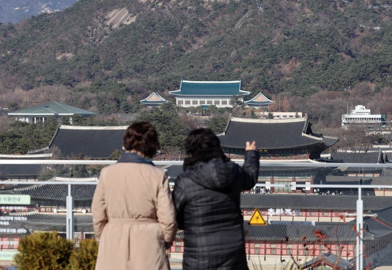 [서울=뉴시스] 이영환 기자 = 대통령실이 용산 대통령 집무실을 청와대로 이전하는 작업을 본격적으로 시작한 8일 오후 서울 종로구 대한민국역사박물관에서 청와대가 보이고 있다.2022년 5월 윤석열 정부 출범과 함께 시작된 '용산 시대'가 3년 7개월 만에 막을 내리는 것으로 성탄절께 업무시설 이전을 마무리할 계획이다. 2025.12.08. 20hwan@newsis.com