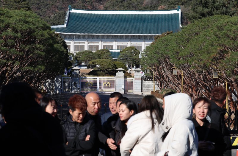 [서울=뉴시스] 이영환 기자 = 대통령실이 용산 대통령 집무실을 청와대로 이전하는 작업을 본격적으로 시작한 8일 오후 서울 종로구 청와대 앞에서 관광객들이 기념촬영을 하고 있다.2022년 5월 윤석열 정부 출범과 함께 시작된 '용산 시대'가 3년 7개월 만에 막을 내리는 것으로 성탄절께 업무시설 이전을 마무리할 계획이다. 2025.12.08. 20hwan@newsis.com