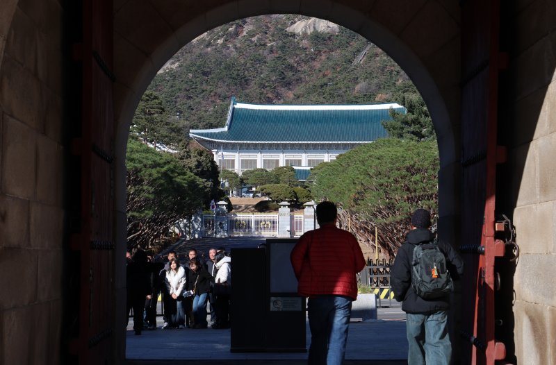 [서울=뉴시스] 이영환 기자 = 대통령실이 용산 대통령 집무실을 청와대로 이전하는 작업을 본격적으로 시작한 8일 오후 서울 종로구 청와대가 보이고 있다.2022년 5월 윤석열 정부 출범과 함께 시작된 '용산 시대'가 3년 7개월 만에 막을 내리는 것으로 성탄절께 업무시설 이전을 마무리할 계획이다. 2025.12.08. 20hwan@newsis.com