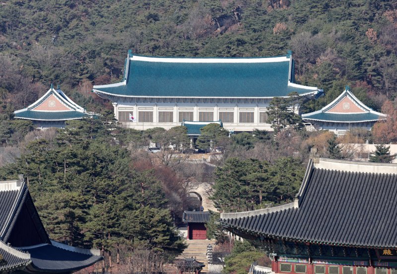 [서울=뉴시스] 이영환 기자 = 대통령실이 용산 대통령 집무실을 청와대로 이전하는 작업을 본격적으로 시작한 8일 오후 서울 종로구 대한민국역사박물관에서 청와대가 보이고 있다.2022년 5월 윤석열 정부 출범과 함께 시작된 '용산 시대'가 3년 7개월 만에 막을 내리는 것으로 성탄절께 업무시설 이전을 마무리할 계획이다. 2025.12.08. 20hwan@newsis.com