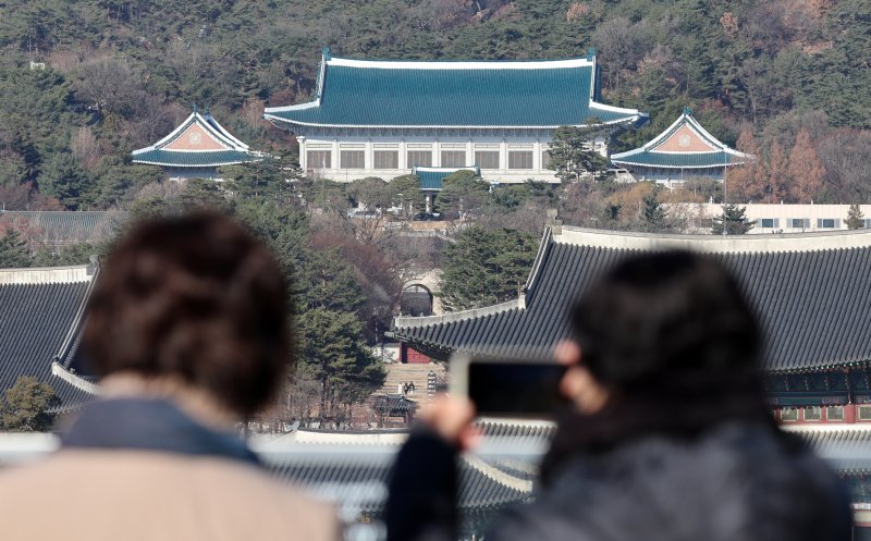 [서울=뉴시스] 이영환 기자 = 대통령실이 용산 대통령 집무실을 청와대로 이전하는 작업을 본격적으로 시작한 8일 오후 서울 종로구 대한민국역사박물관에서 청와대가 보이고 있다.2022년 5월 윤석열 정부 출범과 함께 시작된 '용산 시대'가 3년 7개월 만에 막을 내리는 것으로 성탄절께 업무시설 이전을 마무리할 계획이다. 2025.12.08. 20hwan@newsis.com