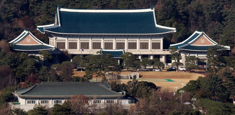 [서울=뉴시스] 추상철 기자 = 용산 대통령 집무실을 청와대로 이전하는 작업이 본격적으로 시작된 8일 오후 서울 종로구 청와대에 차량이 세워져 있다. 2025.12.08. scchoo@newsis.com