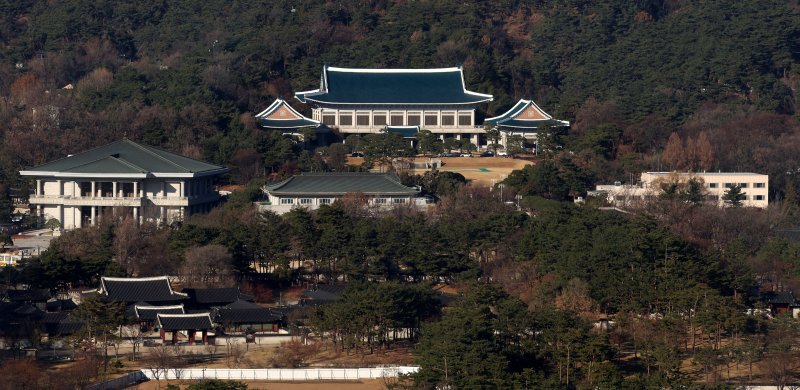 [서울=뉴시스] 추상철 기자 = 용산 대통령 집무실을 청와대로 이전하는 작업이 본격적으로 시작된 8일 오후 서울 종로구 청와대에 차량이 세워져 있다. 2025.12.08. scchoo@newsis.com