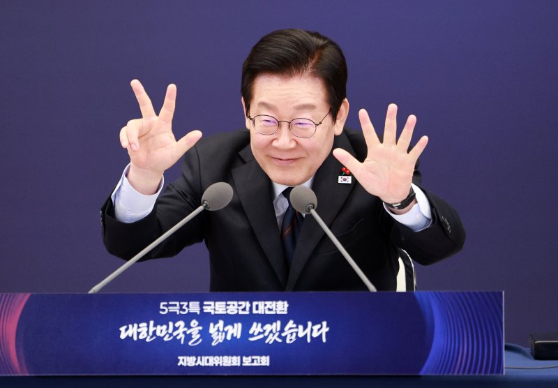 [서울=뉴시스] 고범준 기자 = 이재명 대통령이 8일 서울 용산 대통령실 청사에서 열린 지방시대위원회 보고회에서 발언하고 있다. 2025.12.08. bjko@newsis.com