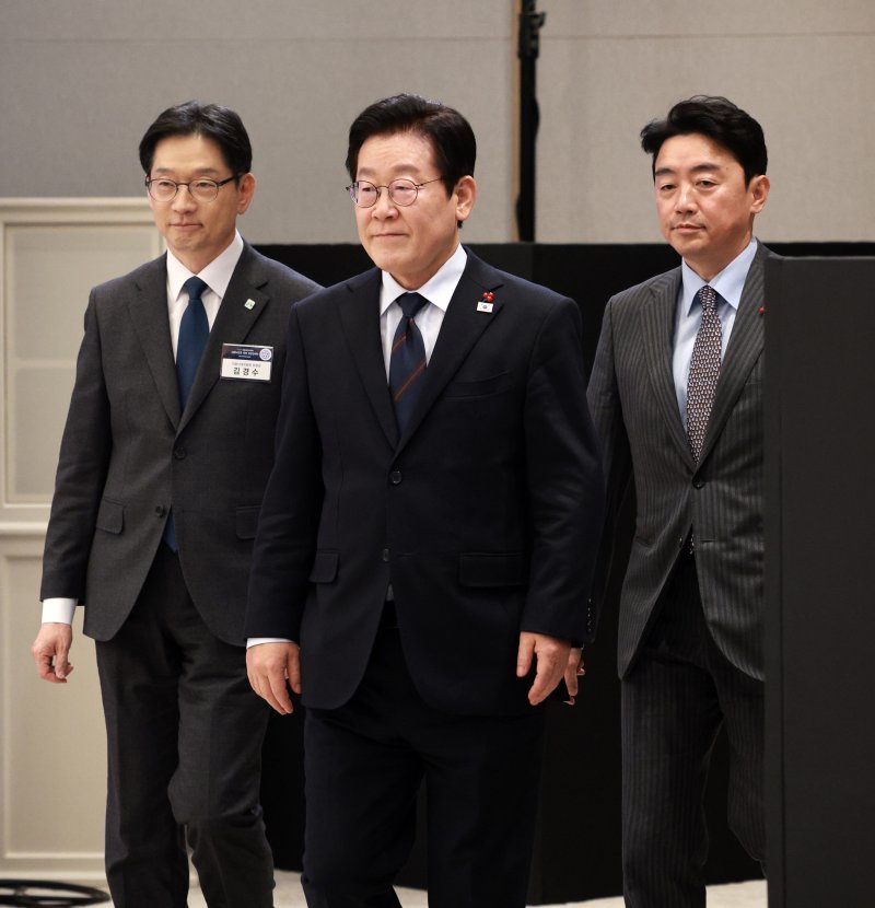 [서울=뉴시스] 고범준 기자 = 이재명 대통령이 8일 서울 용산 대통령실 청사에서 열린 지방시대위원회 보고회에 입장하고 있다. 왼쪽부터 김경수 지방시대위원장, 이 대통령, 강훈식 비서실장. 2025.12.08. bjko@newsis.com