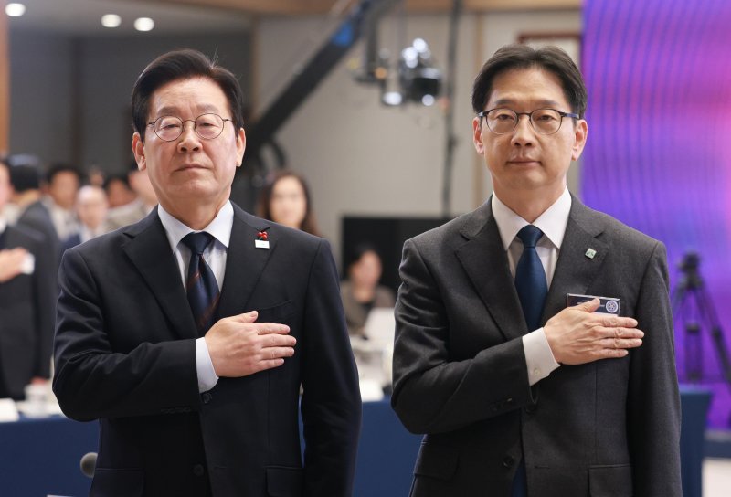 [서울=뉴시스] 고범준 기자 = 이재명 대통령과 김경수 지방시대위원회 위원장이 8일 서울 용산 대통령실 청사에서 열린 지방시대위원회 보고회에서 국기에 경례하고 있다. 2025.12.08. bjko@newsis.com