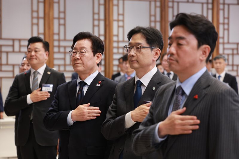 [서울=뉴시스] 고범준 기자 = 이재명 대통령이 8일 서울 용산 대통령실 청사에서 열린 지방시대위원회 보고회에서 국기에 경례하고 있다. 2025.12.08. bjko@newsis.com