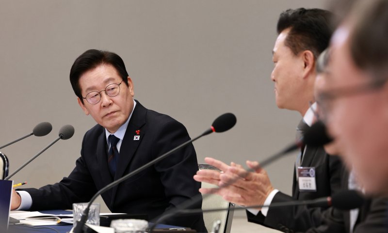 [서울=뉴시스] 고범준 기자 = 이재명 대통령이 8일 서울 용산 대통령실 청사에서 열린 지방시대위원회 보고회에서 신용한 지방시대위원회 부위원장 발언을 듣고 있다. 2025.12.08. bjko@newsis.com