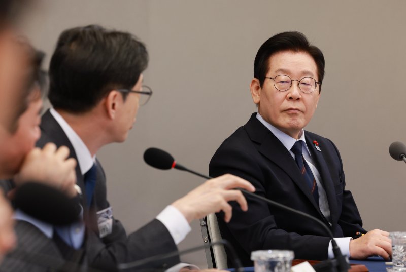 [서울=뉴시스] 고범준 기자 = 이재명 대통령이 8일 서울 용산 대통령실 청사에서 열린 지방시대위원회 보고회에서 김경수 지방시대위원장의 발언을 듣고 있다. 2025.12.08. bjko@newsis.com