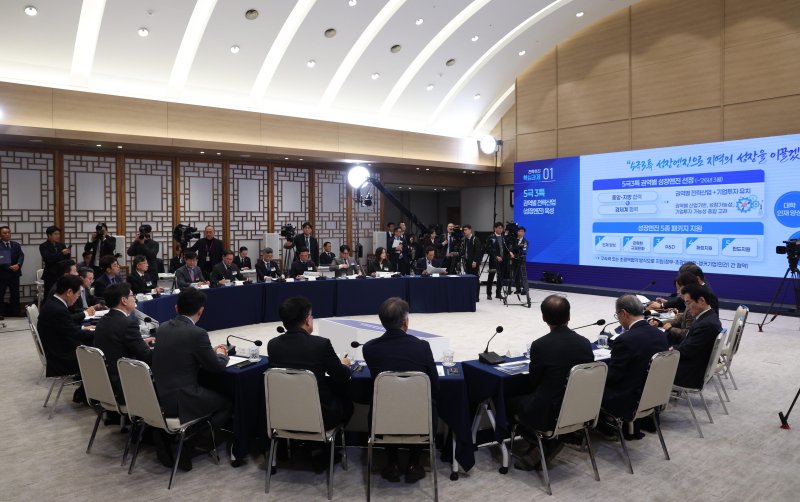 [서울=뉴시스] 고범준 기자 = 김경수 지방시대위원회 위원장이 8일 서울 용산 대통령실 청사에서 열린 지방시대위원회 보고회에서 발언하고 있다. 2025.12.08. bjko@newsis.com