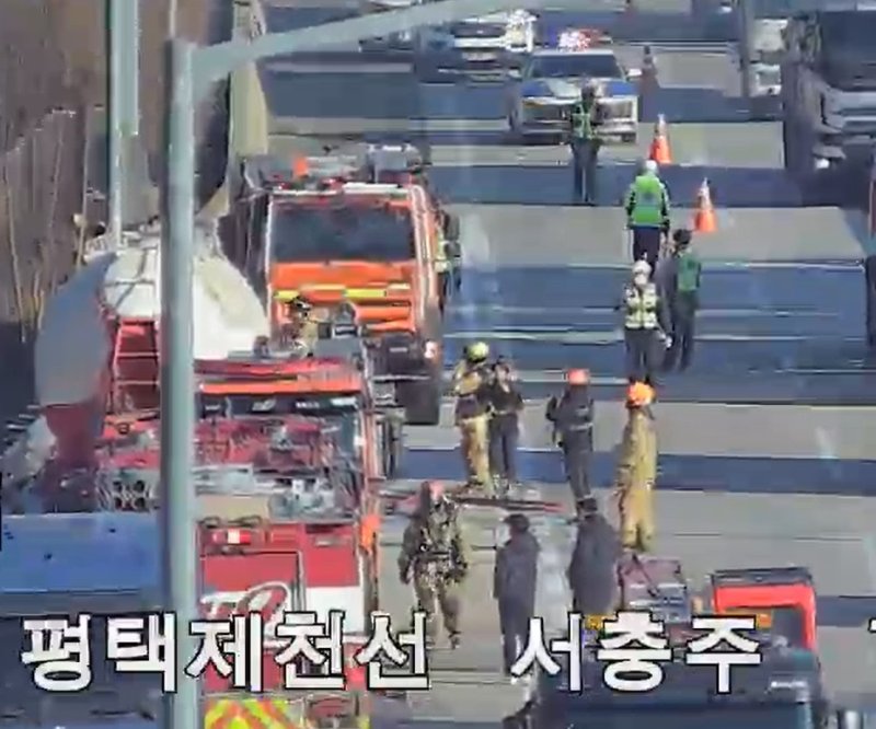 [충주=뉴시스] 차량 화재 현장 (사진= 한국도로공사 CCTV 캡쳐) 2025.12.08. photo@newsis.com *재판매 및 DB 금지